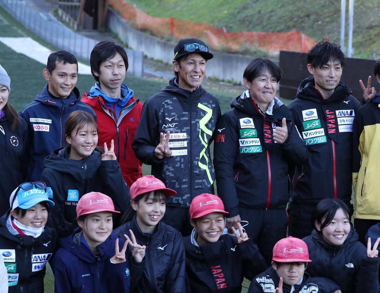 下川町ゆかりの選手、スタッフらと記念撮影する葛西（中央）（撮影・黒川智章）