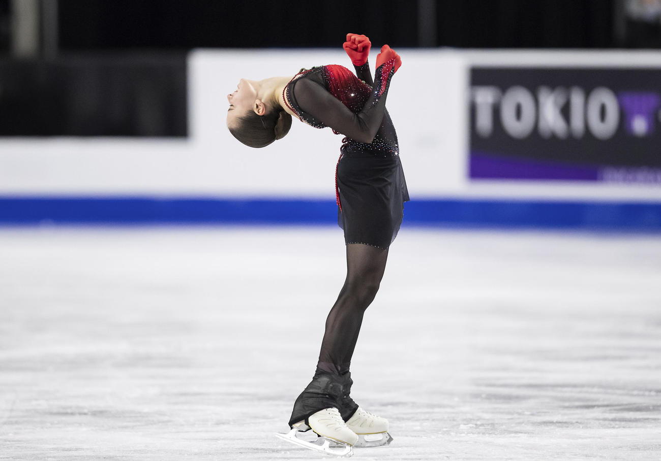 女子フリー　演技を終えたワリエワ（AP）