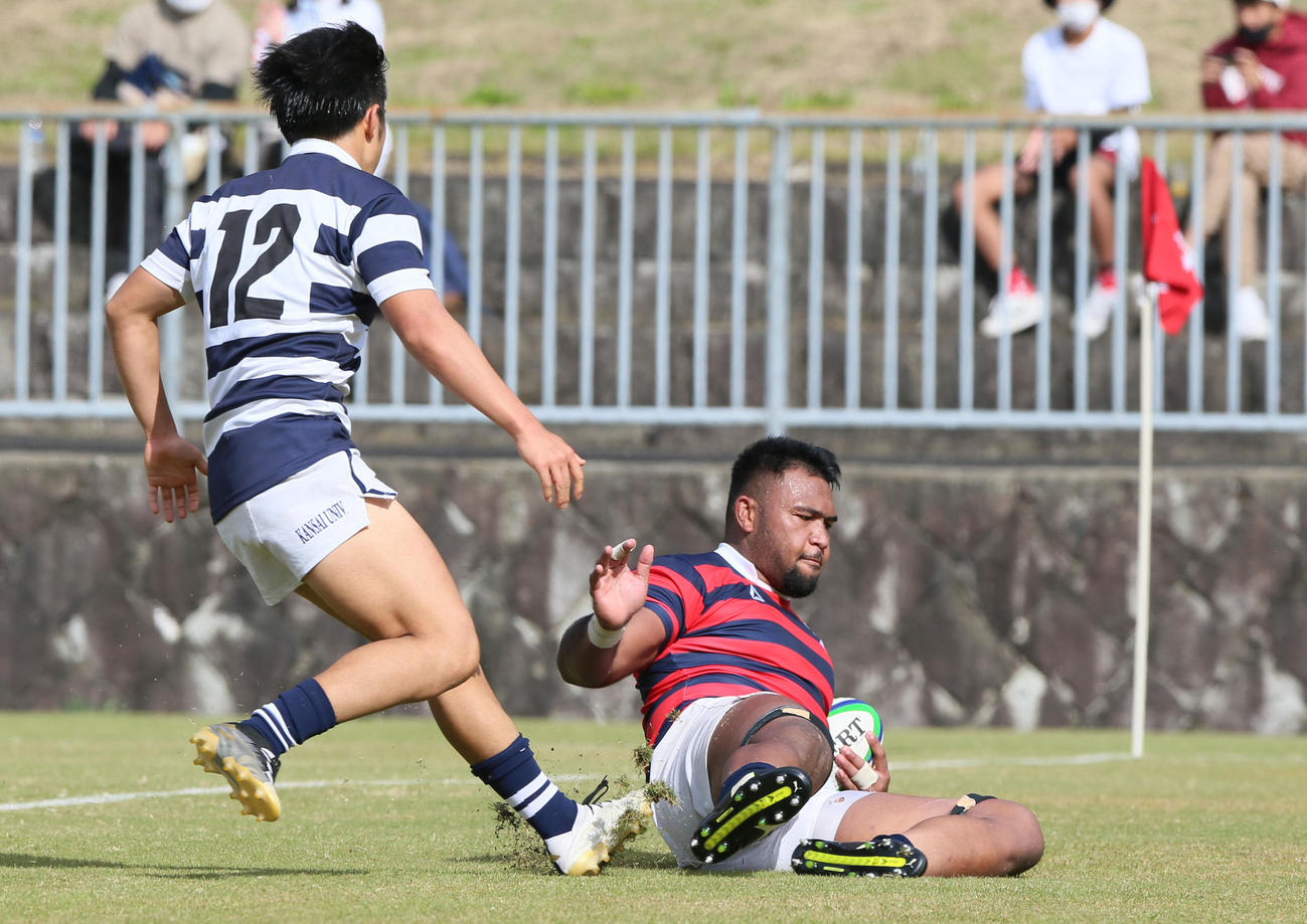 後半、京産大ロック・ラウシー（右）は相手タックルをかわしトライを決める（撮影・上山淳一）