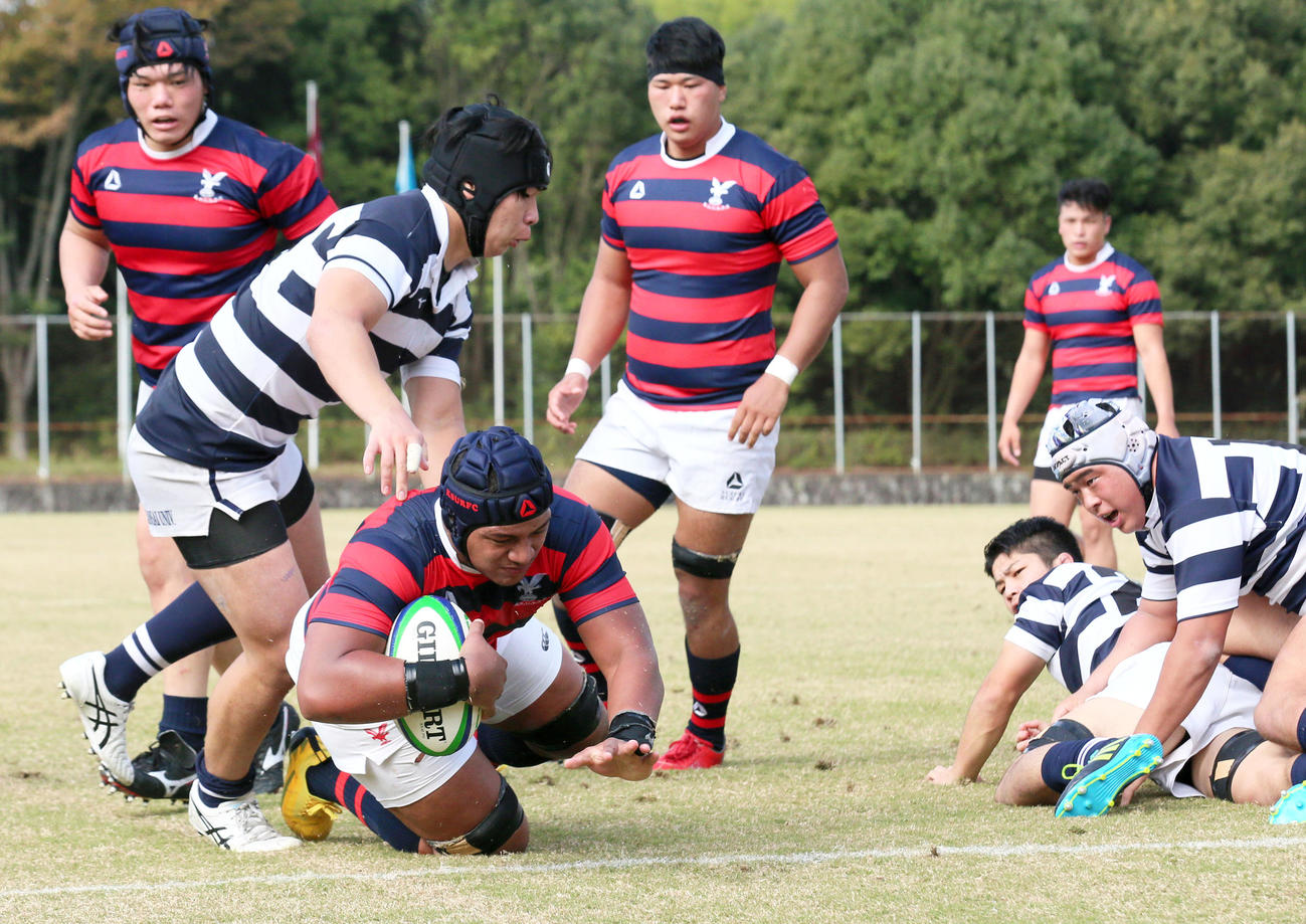 後半、京産大ロック・ソロモネ（左から3人目）は相手タックルを交わしトライを決める（撮影・上山淳一）