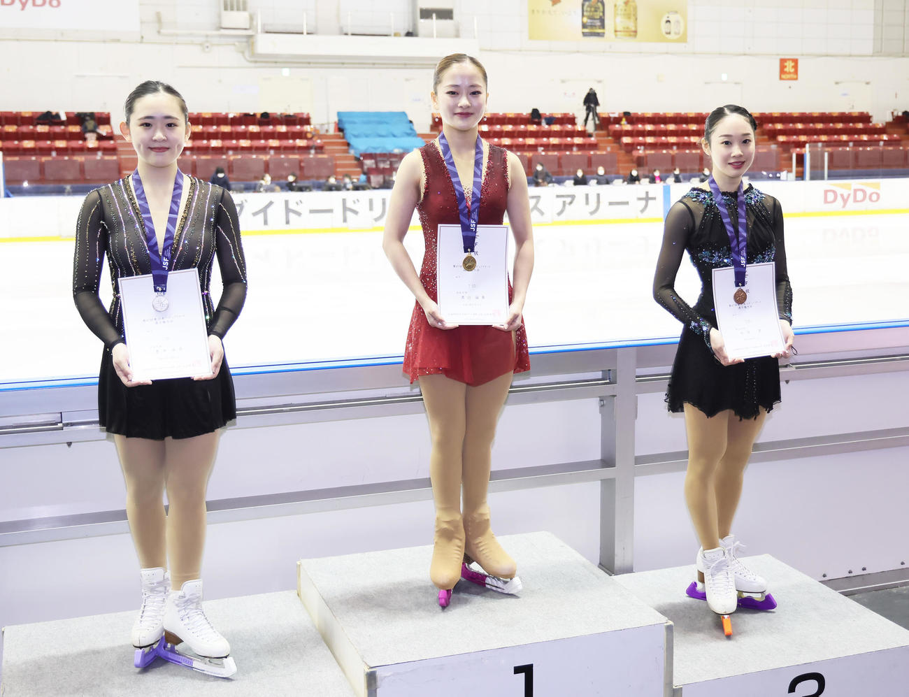 優勝し、表彰台で笑顔を見せる渡辺（中央）。左は2位青木、右は3位松原（撮影・足立雅史）