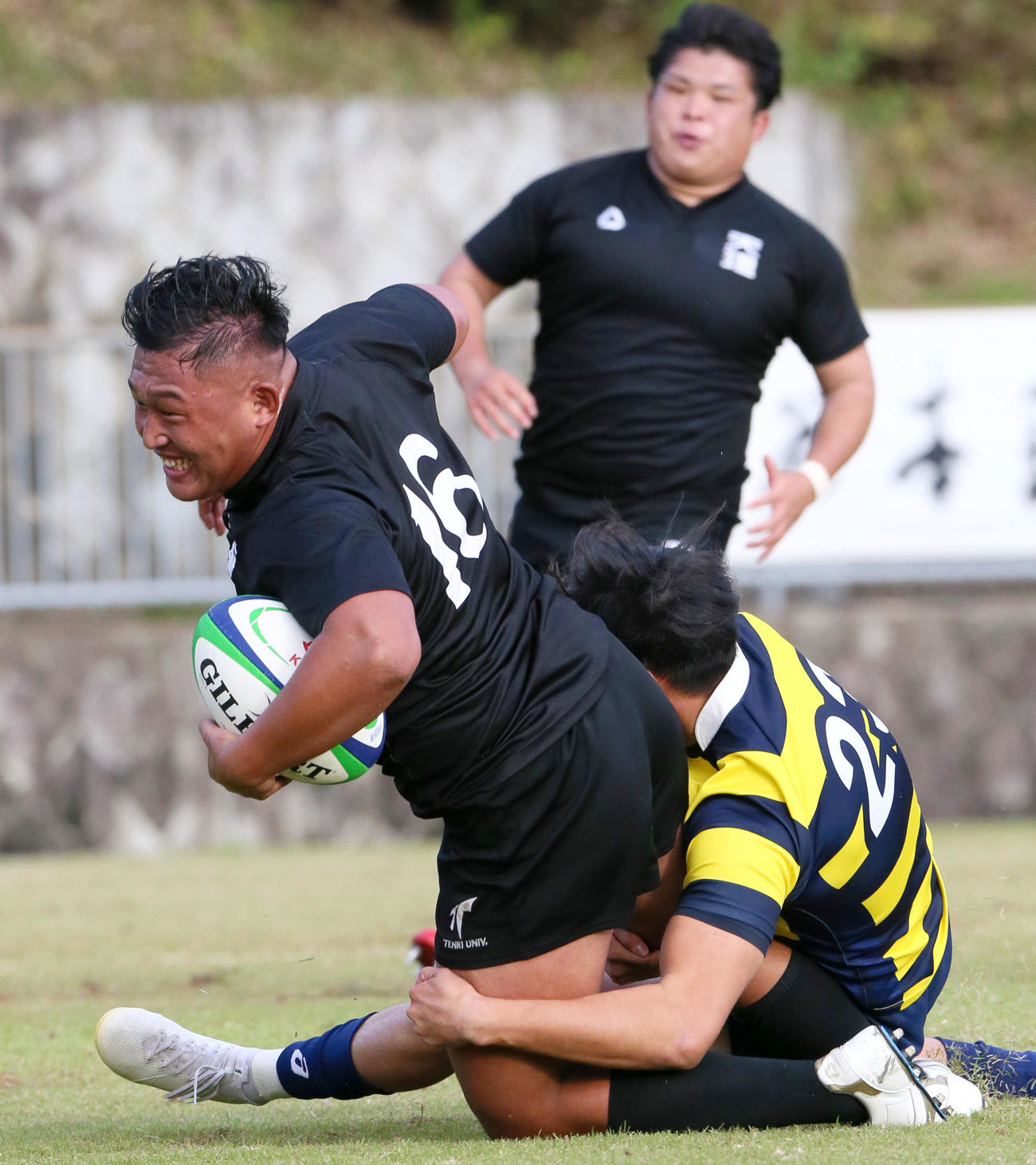 後半、天理ロック谷口は立命大WTB吉本のタックルを受けながらもトライを決める（撮影・上山淳一）