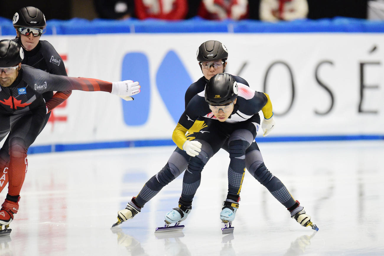 ISUワールドカップショートトラック　男女混合2000メートルリレーB決勝　菊池悠（奥）からタッチを受けスタートする菊池耕（手前）（撮影・森本幸一）