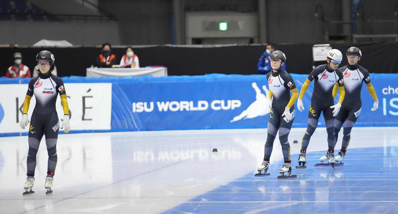 ISUワールドカップショートトラック　男女混合2000メートルリレーB決勝　リレーメンバーの（左から）菊池純、菊池悠、菊池哲、菊池耕（撮影・森本幸一）