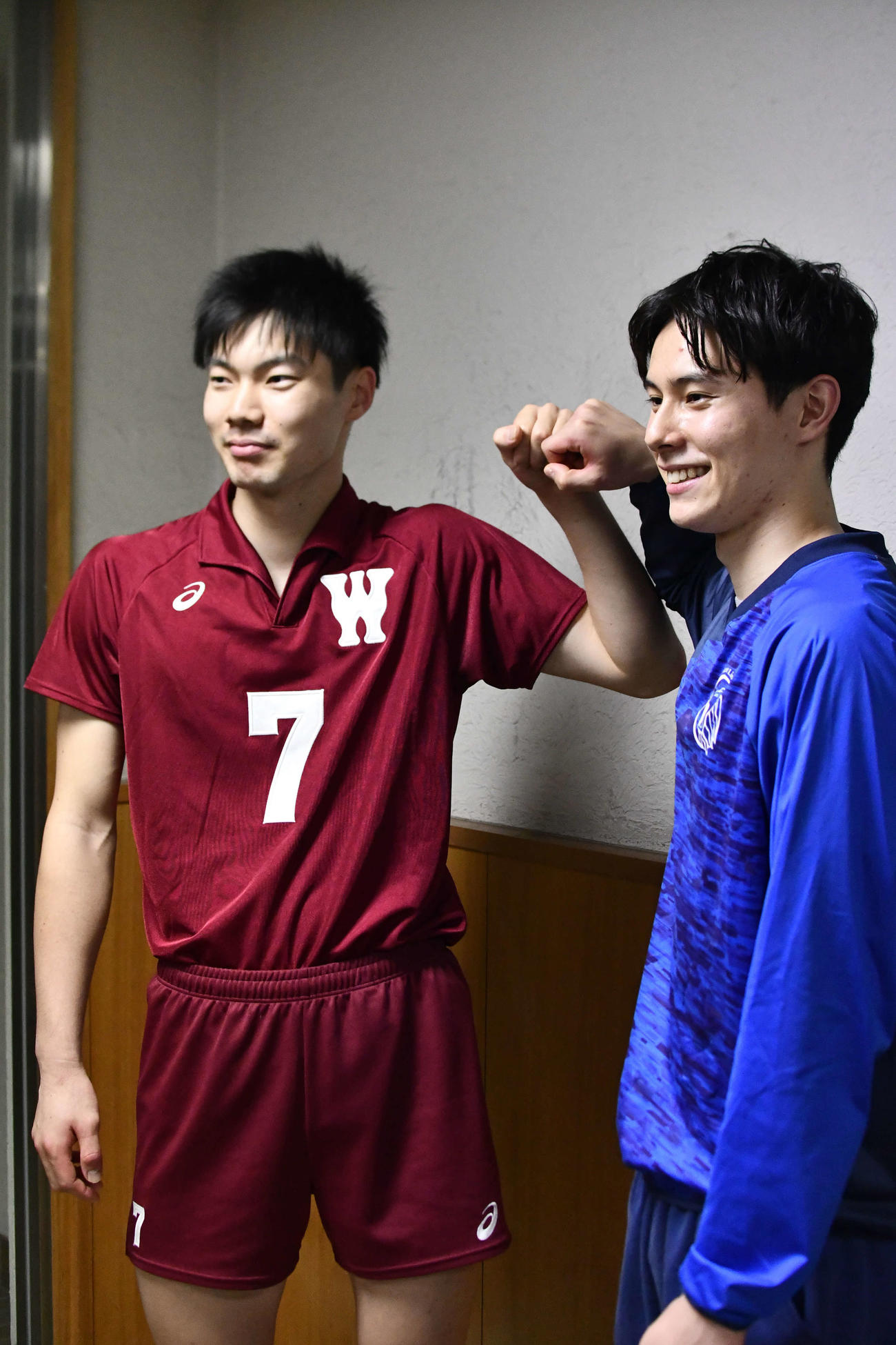 秋季リーグ決勝後、記者から促されポーズを取る早大の大塚（左）と日体大の高橋（撮影・平山連）