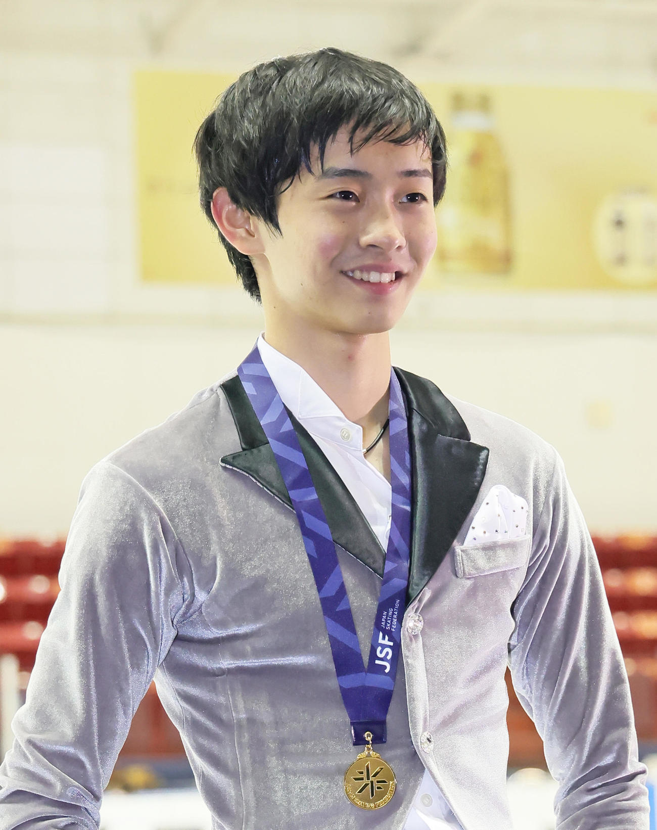 優勝し、表彰台で笑顔の島田（撮影・足立雅史）