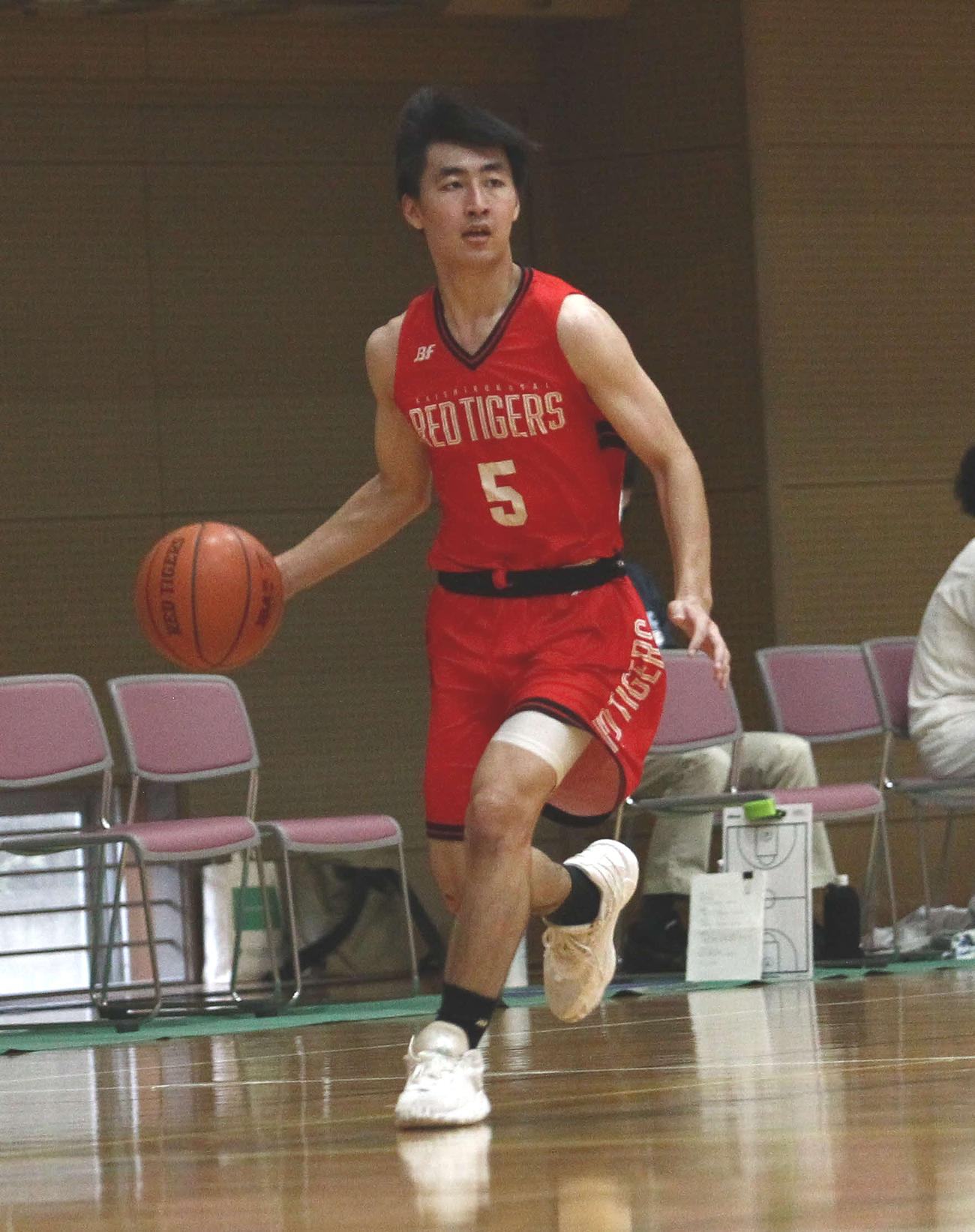 ドリブルでボールを運ぶ開志国際の内田