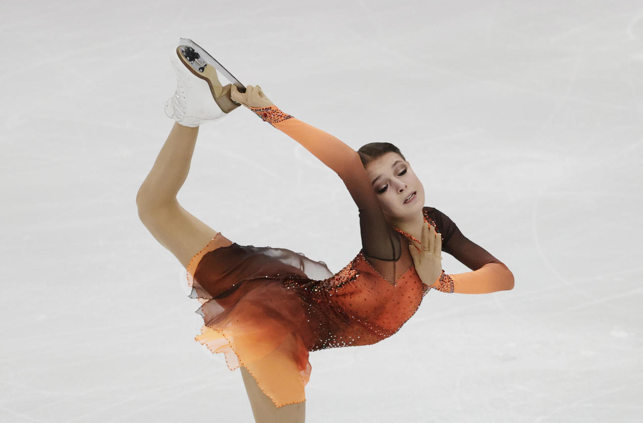 女子SP演技をするアンナ・シェルバコワ（ロイター）