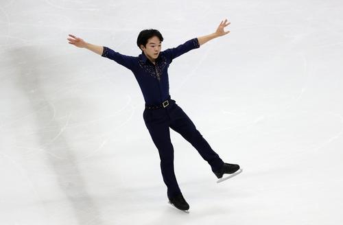 GP第3戦イタリア大会　男子SP　演技する鍵山優真（ロイター）