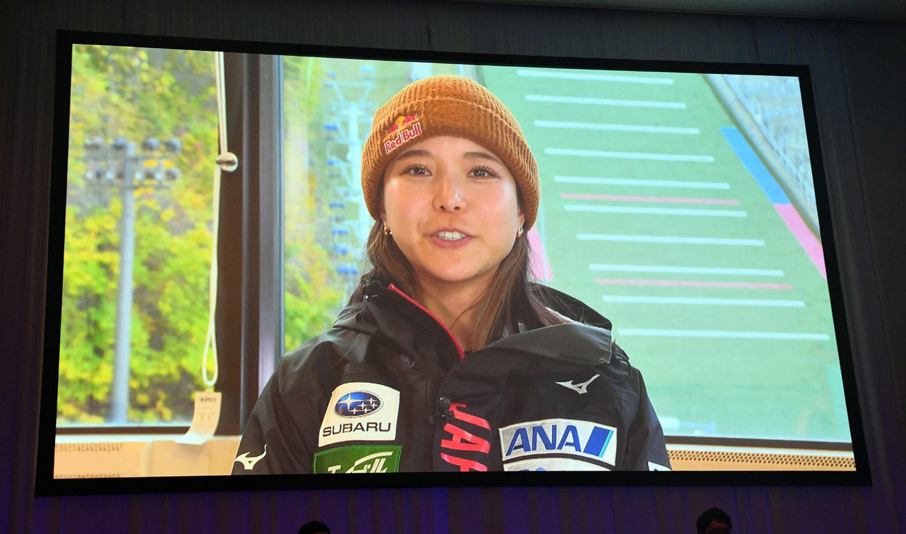 表彰式にオンラインで登場したノルディック・ジャンプ女子の高梨（撮影・滝沢徹郎）