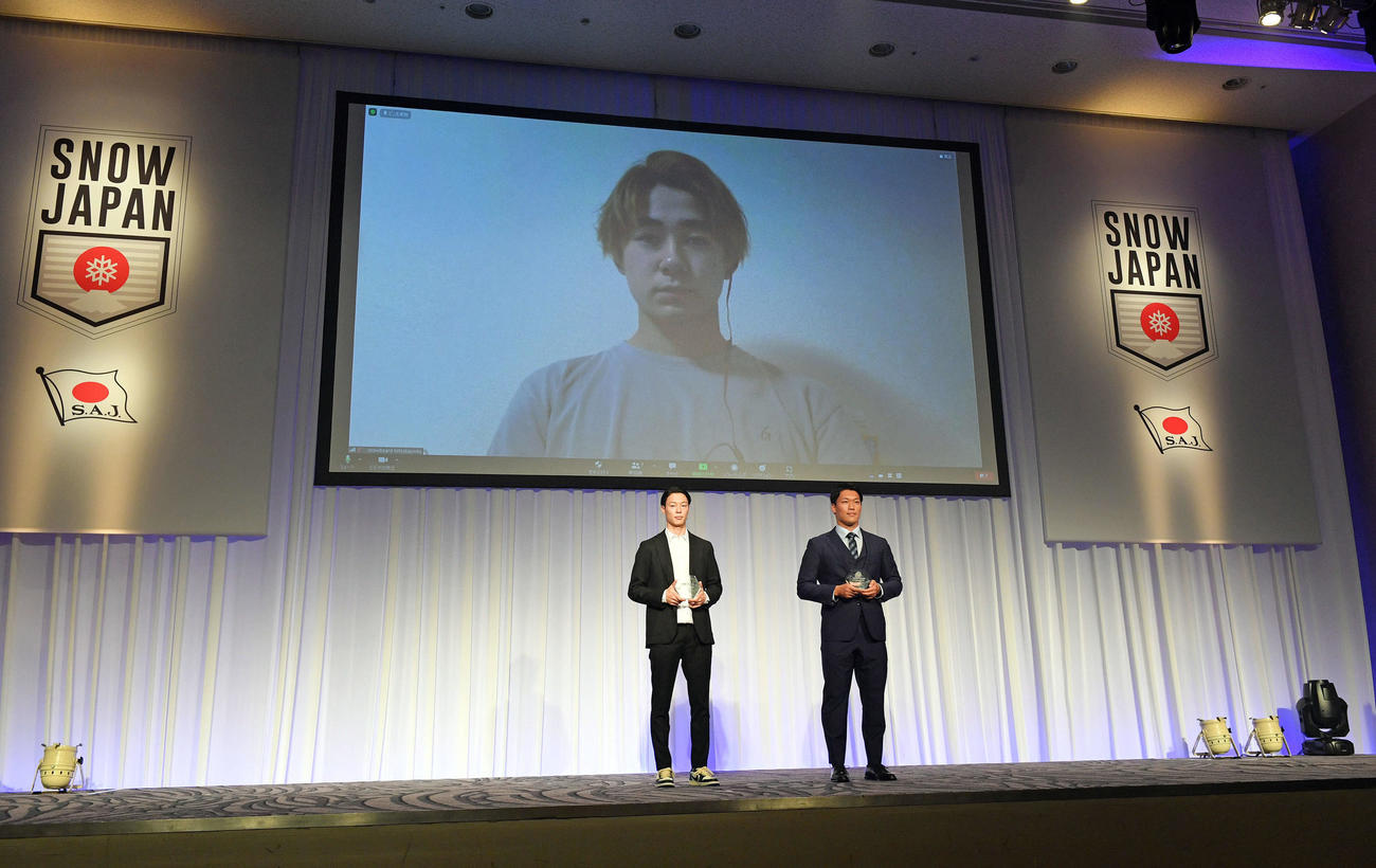 表彰式で記念撮影するノルディック・ジャンプ男子の小林（左）とフリースタイル・スキークロス男子の須貝。後方のオンラインはスノーボード・ハーフパイプの戸塚（撮影・滝沢徹郎）