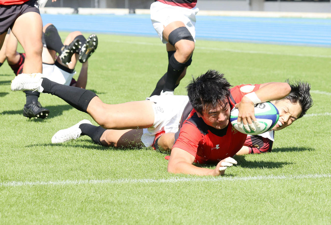 早大対帝京大　前半、トライを決める帝京大SH李（撮影・鈴木正人）