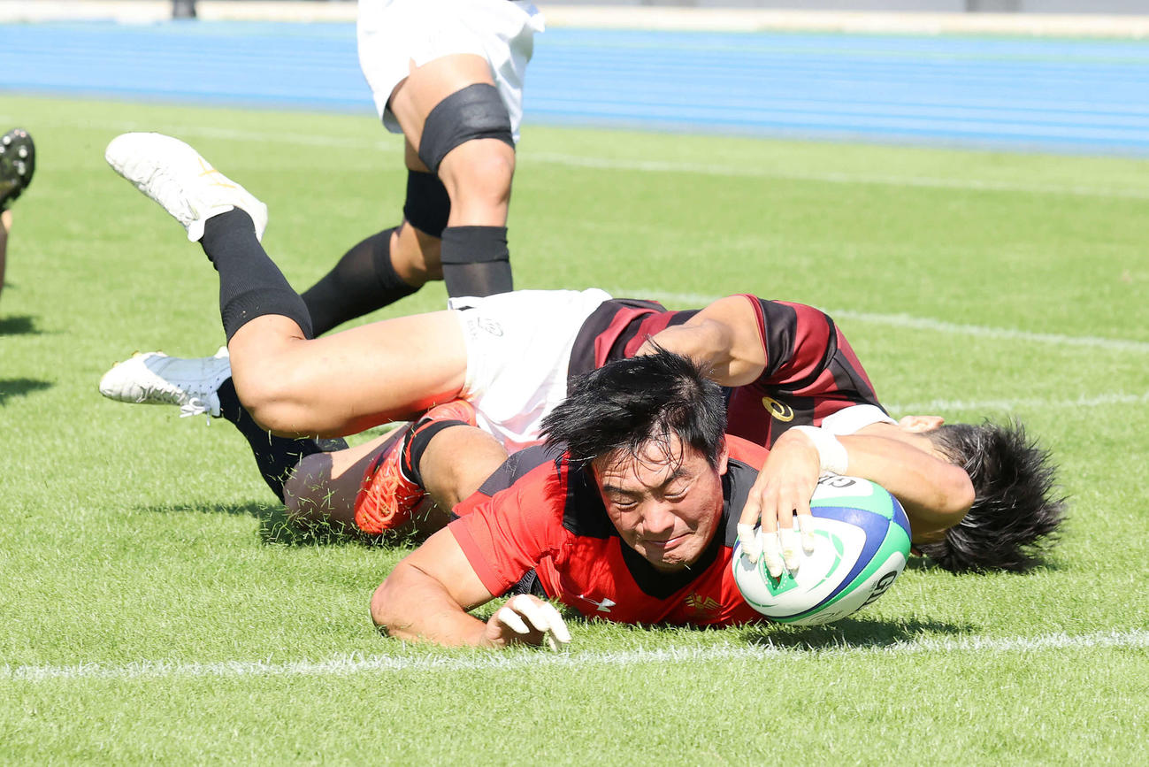 早大対帝京大　前半、トライを決める帝京大SH李（撮影・鈴木正人）