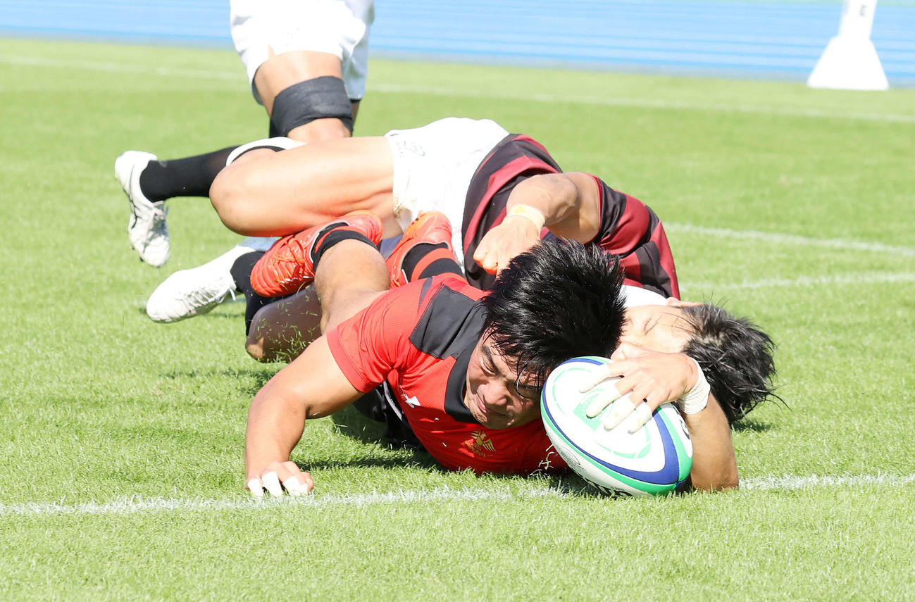 早大対帝京大　前半、トライを決める帝京大SH李（撮影・鈴木正人）