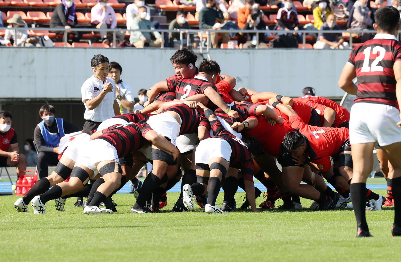 早大対帝京大　早大（左）をスクラムで圧倒する帝京大（撮影・鈴木正人）