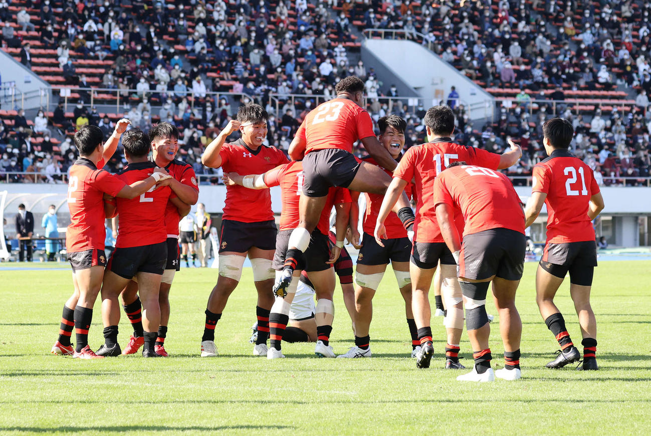 早大対帝京大　勝利し喜ぶ帝京大の選手たち（撮影・鈴木正人）