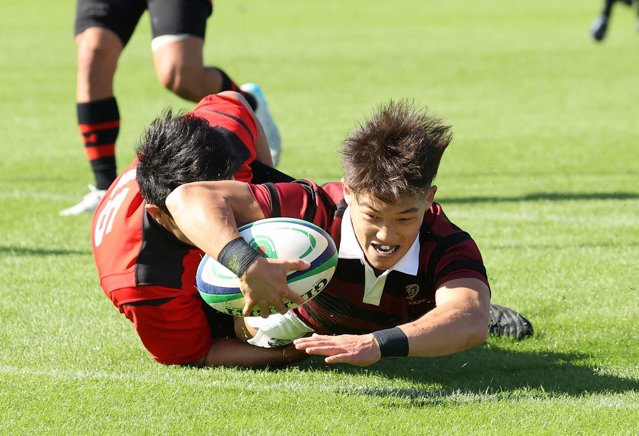 早大対帝京大　後半、トライを決める早大SH宮尾（右）（撮影・鈴木正人）