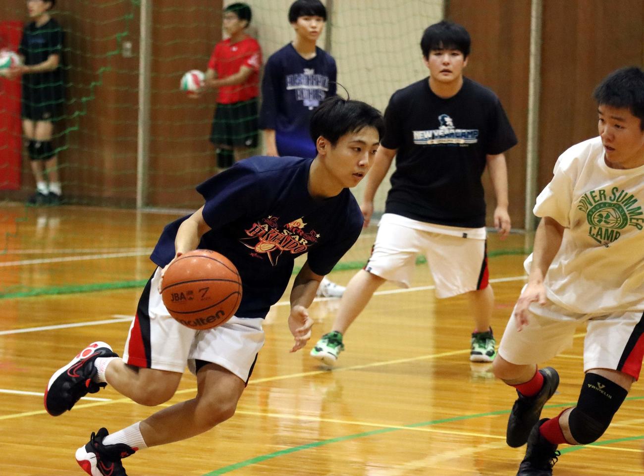 初陣1勝を目指し練習に励む倶知安の川元（左）ら倶知安の選手たち（撮影・永野高輔）