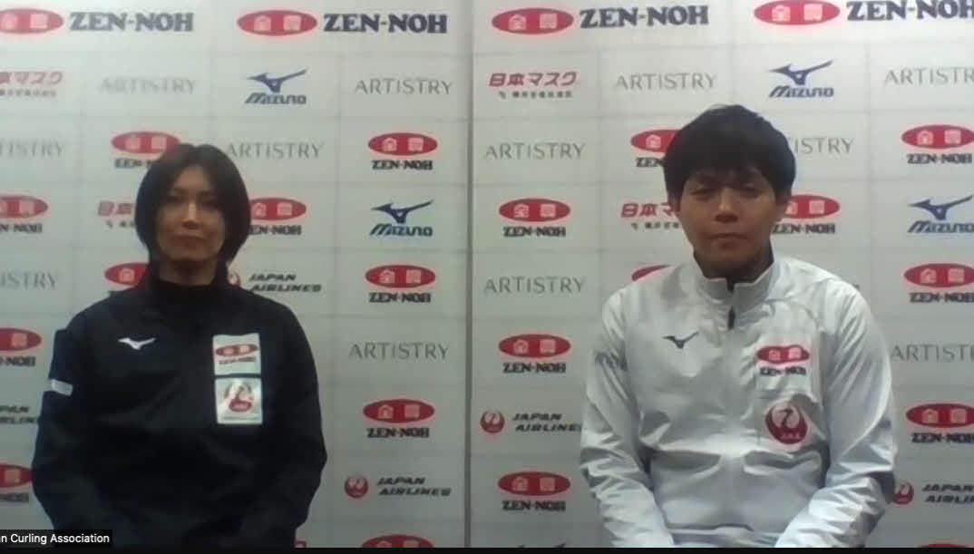 オンラインで会見に応じたカーリング女子北海道銀行の吉村（左）と男子TM軽井沢の両角友