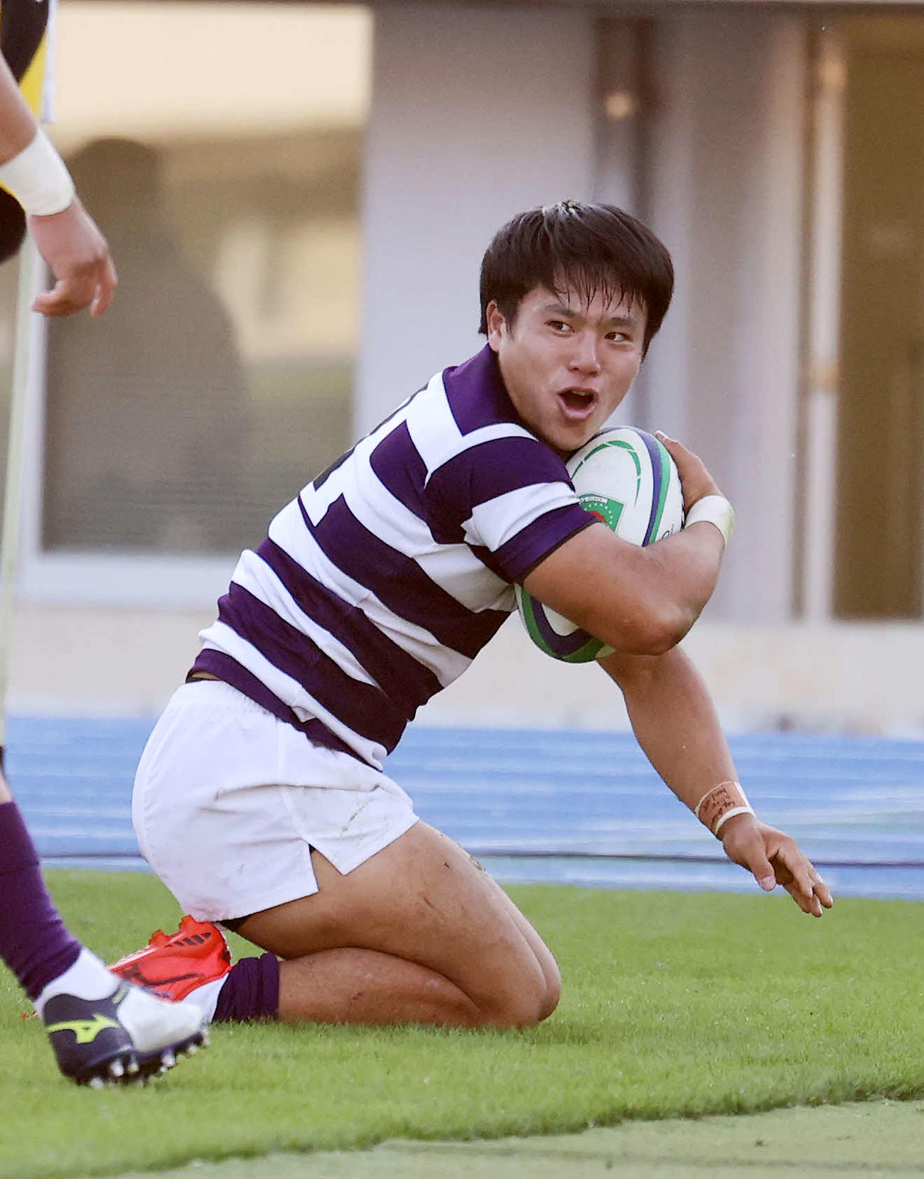 慶大対明大　後半、トライを決め喜ぶ明大WTB石田（撮影・鈴木正人）