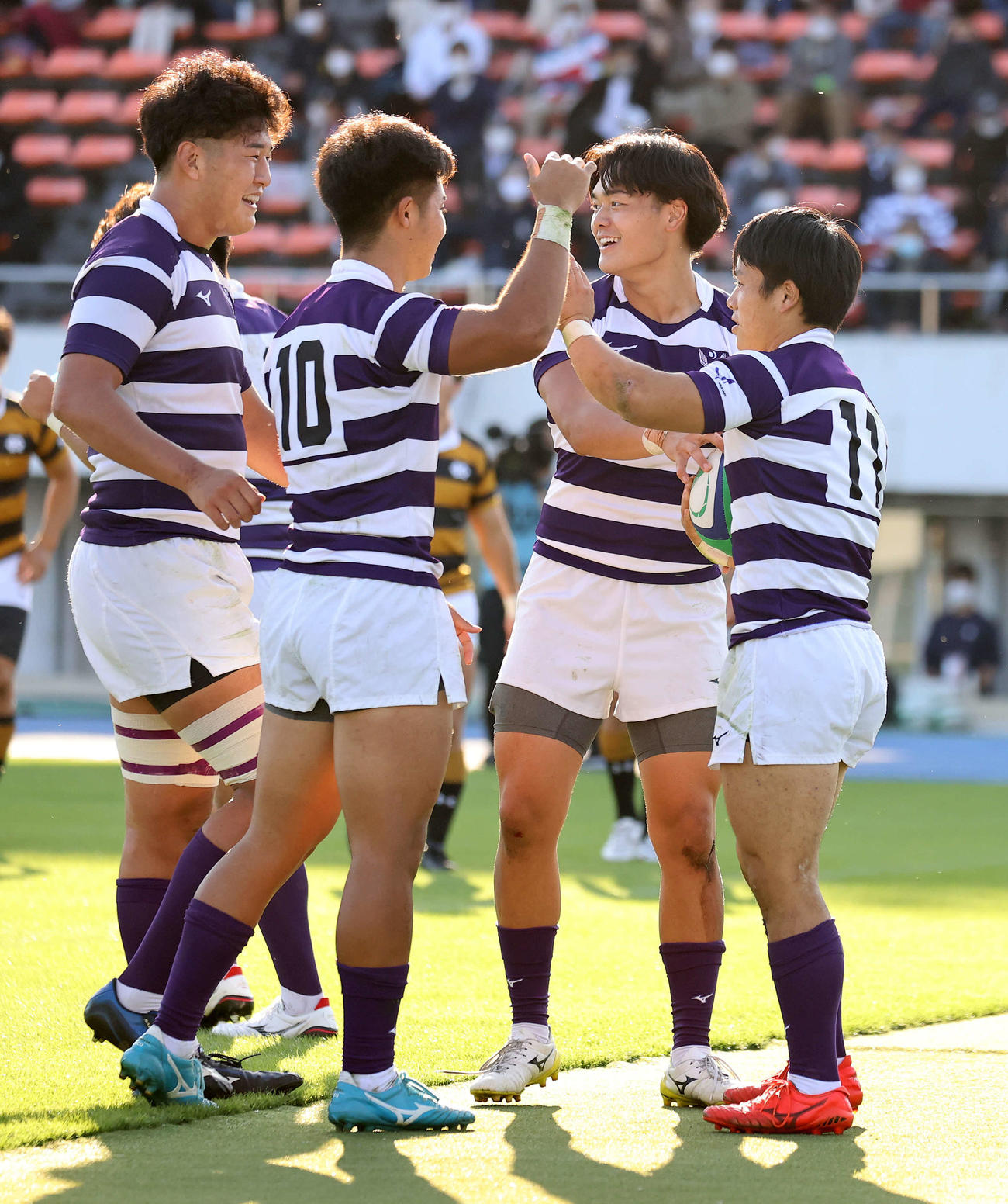慶大対明大　後半、トライを決め喜ぶ明大WTB石田（右）（撮影・鈴木正人）