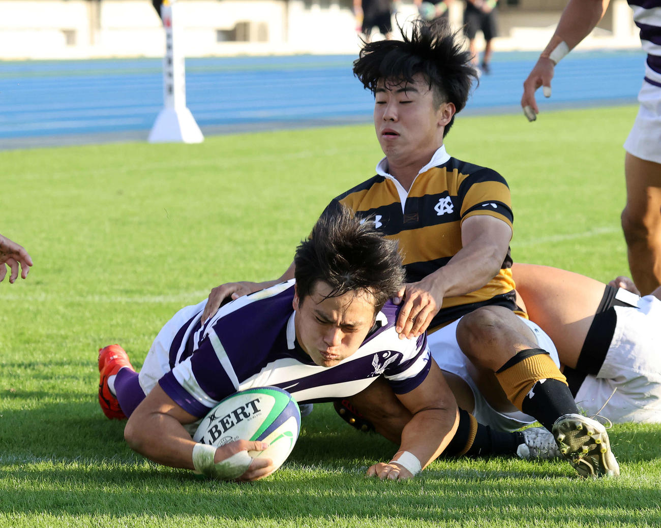 慶大対明大　後半、トライを決める明大WTB石田（左）（撮影・鈴木正人）