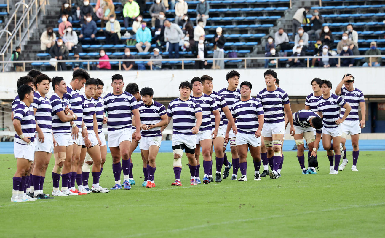 慶大対明大　勝利し整列に向かう明大の選手たち（撮影・鈴木正人）