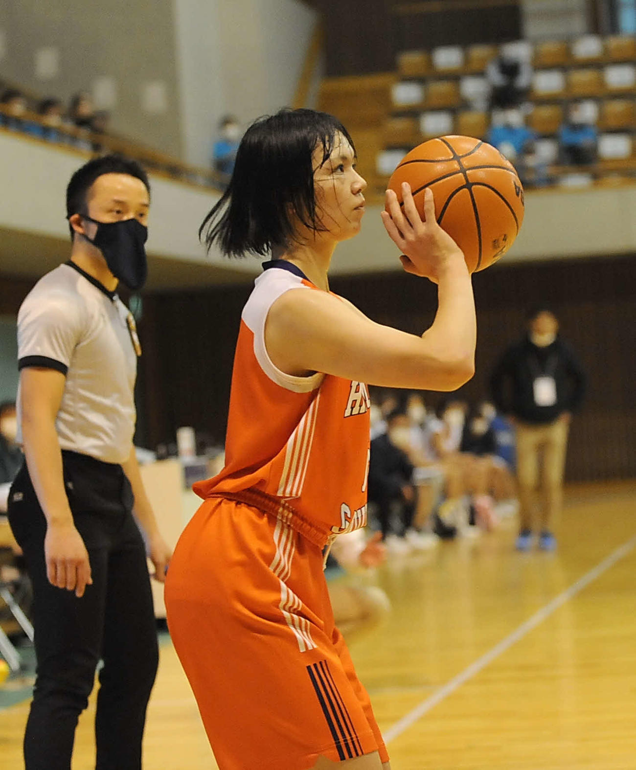 第4Qで3点シュートを放つ女子の浜松学院の竹下