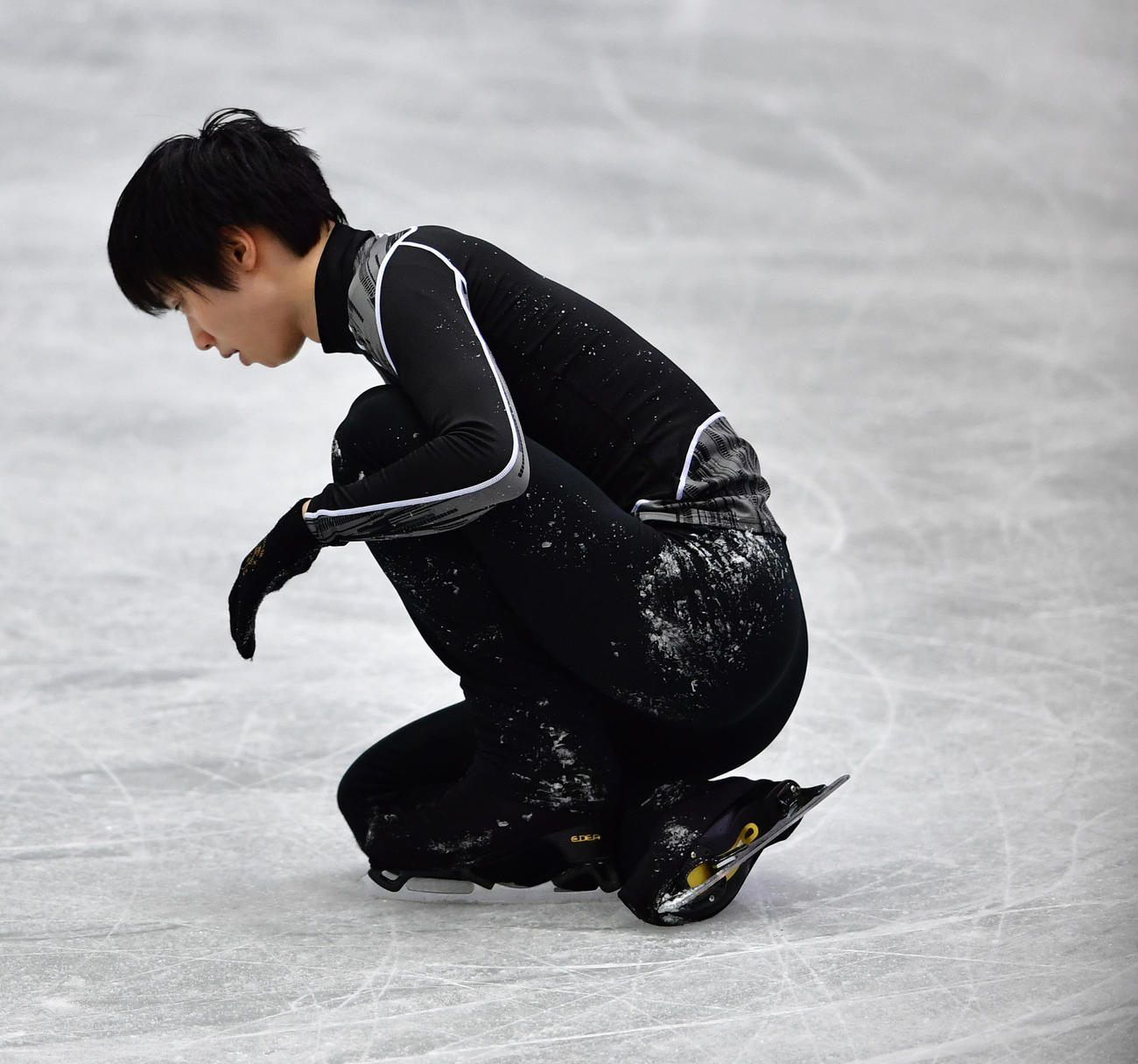 2017年11月9日　NHK杯大会前日、午後練習でジャンプに失敗し転倒で動けなくなる羽生結弦