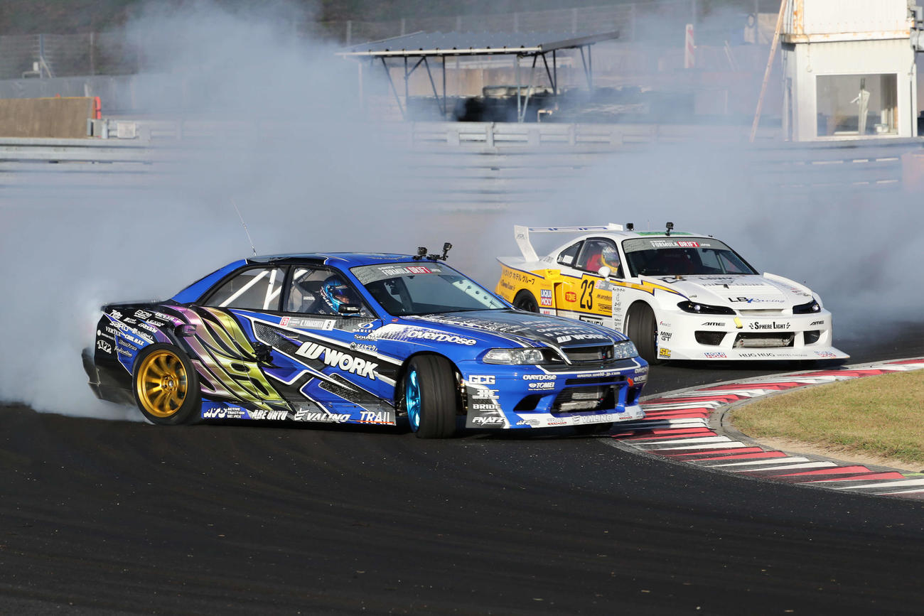 第5戦決勝で日比野と競り合う山下広一のJZX100マーク2（手前）