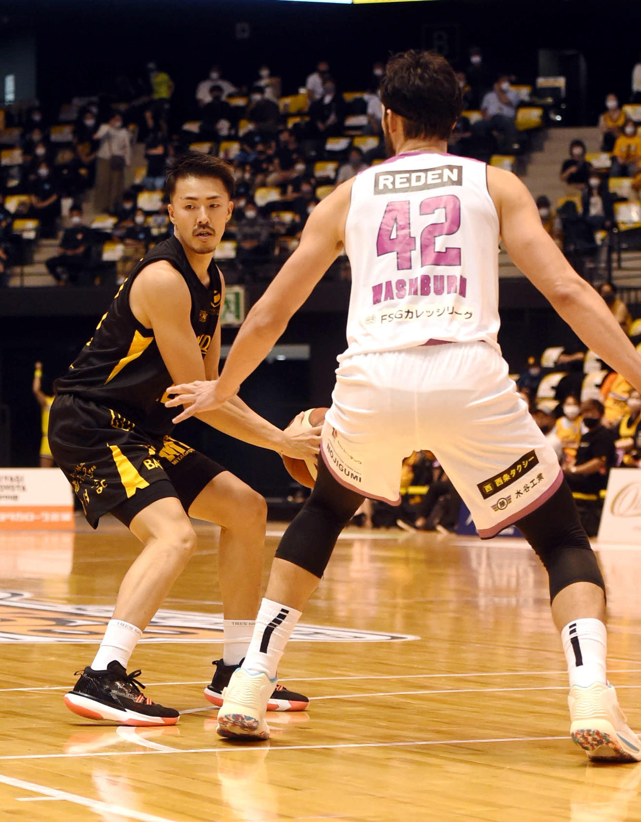 10月3日、福島戦でボールを保持する仙台寒竹（左）