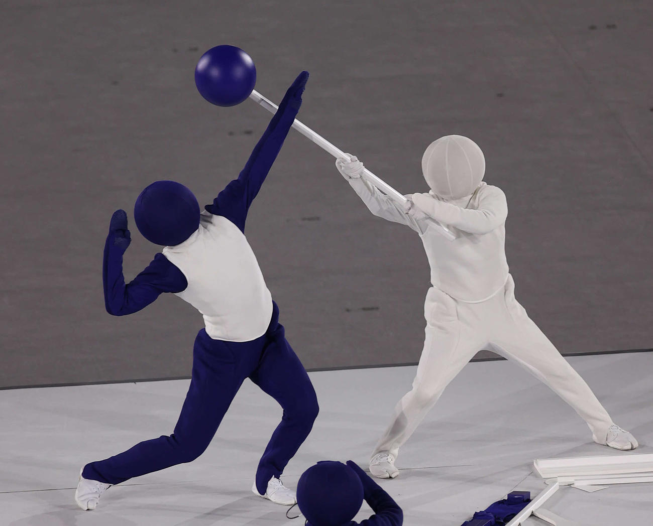 東京五輪の開会式でコミカルにピクトグラムを演じるパフォーマー（21年7月23日）