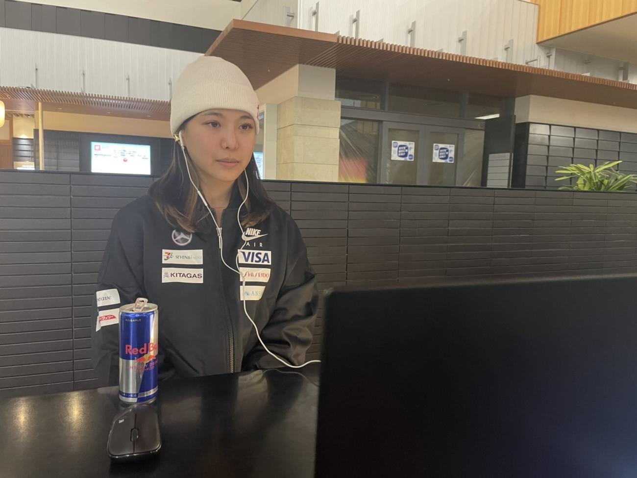 W杯遠征出発前にオンライン取材に対応するジャンプ女子の高梨