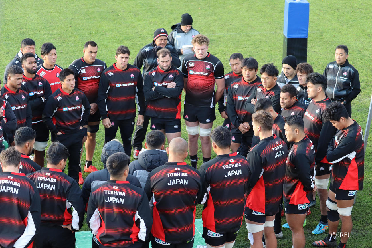 4日の練習で円陣を組む日本代表の選手たち（C）JRFU