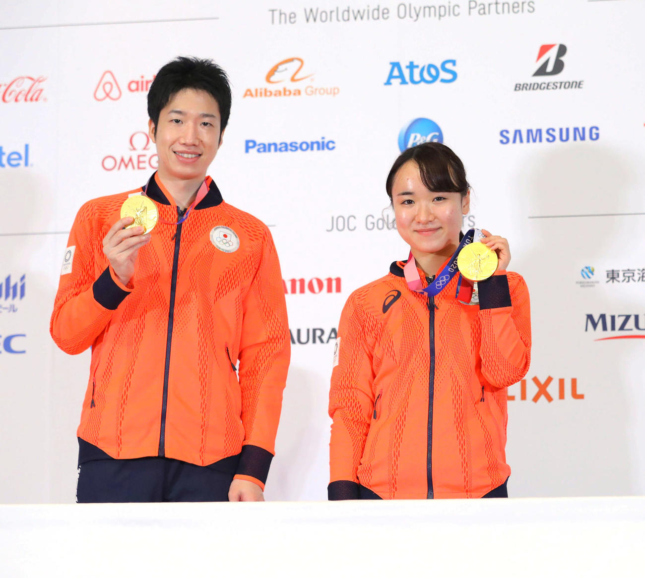 卓球混合ダブルスで金メダルを獲得した水谷隼（左）と伊藤美誠（2021年8月7日撮影）