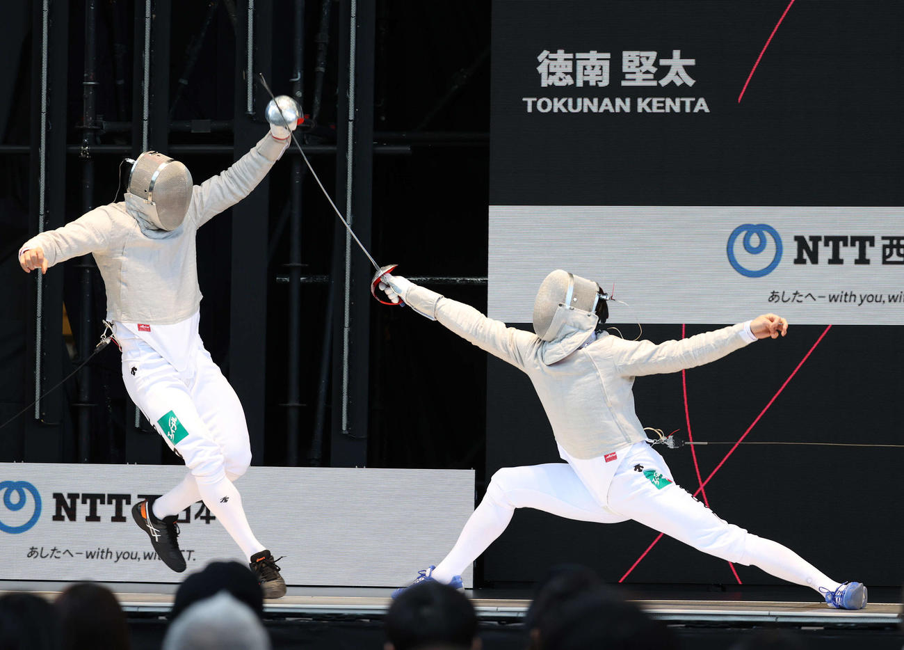 男子サーブル決勝で徳南（左）を攻める吉田（撮影・河野匠）