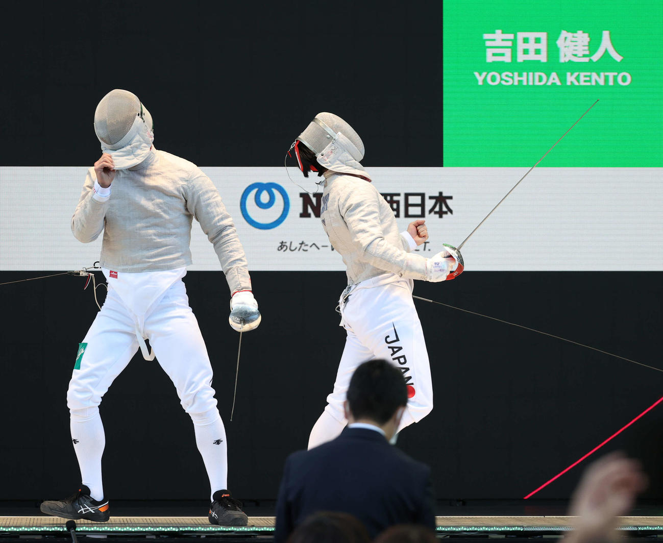 男子サーブル決勝で徳南（左）から最後のポイントを奪い優勝を決めた吉田（撮影・河野匠）