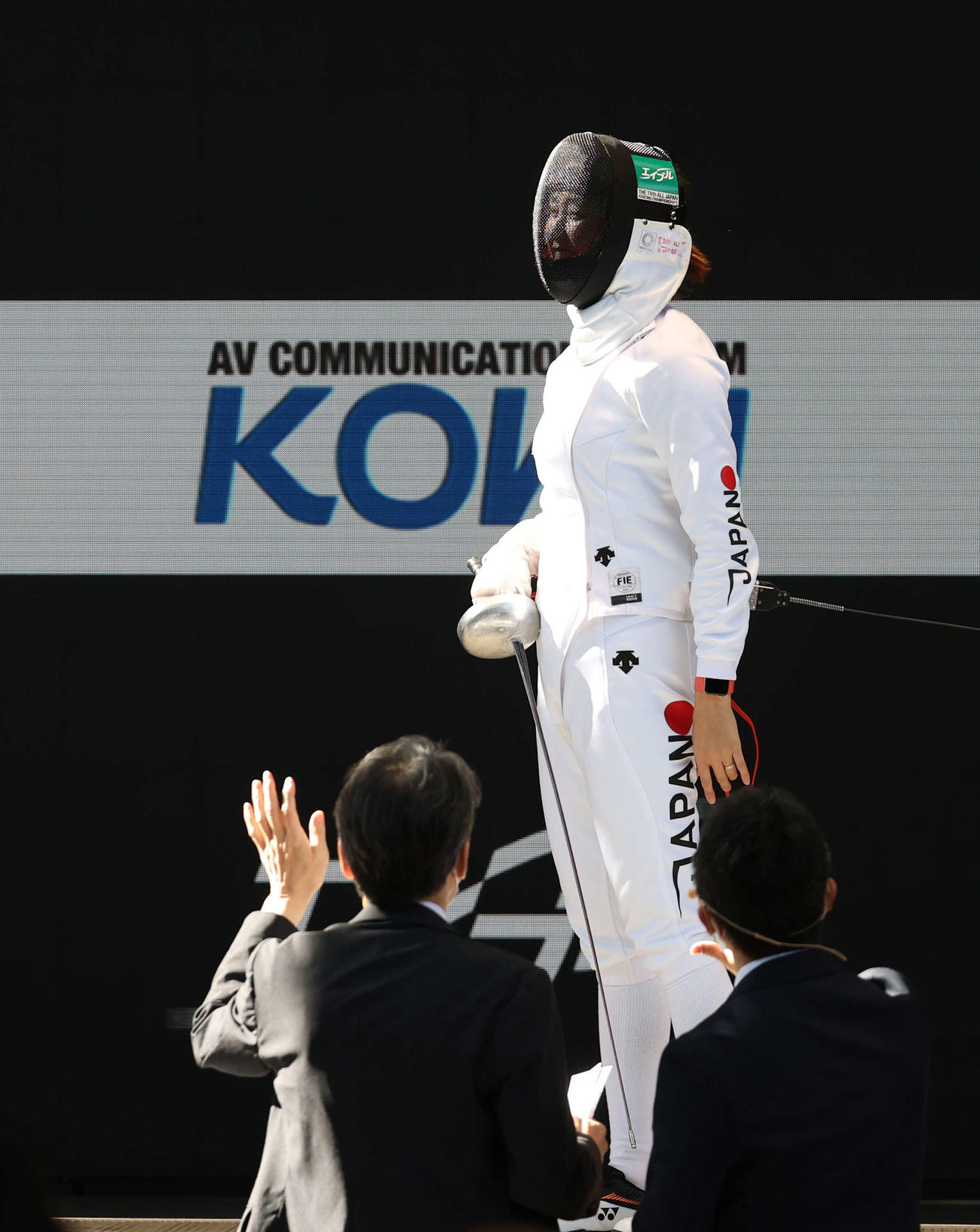 女子エペ決勝で正面からの日差しが強いことを審判に訴える佐藤（撮影・河野匠）