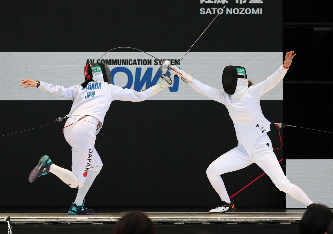 女子エペ決勝で原田（左）を攻める佐藤（撮影・河野匠）