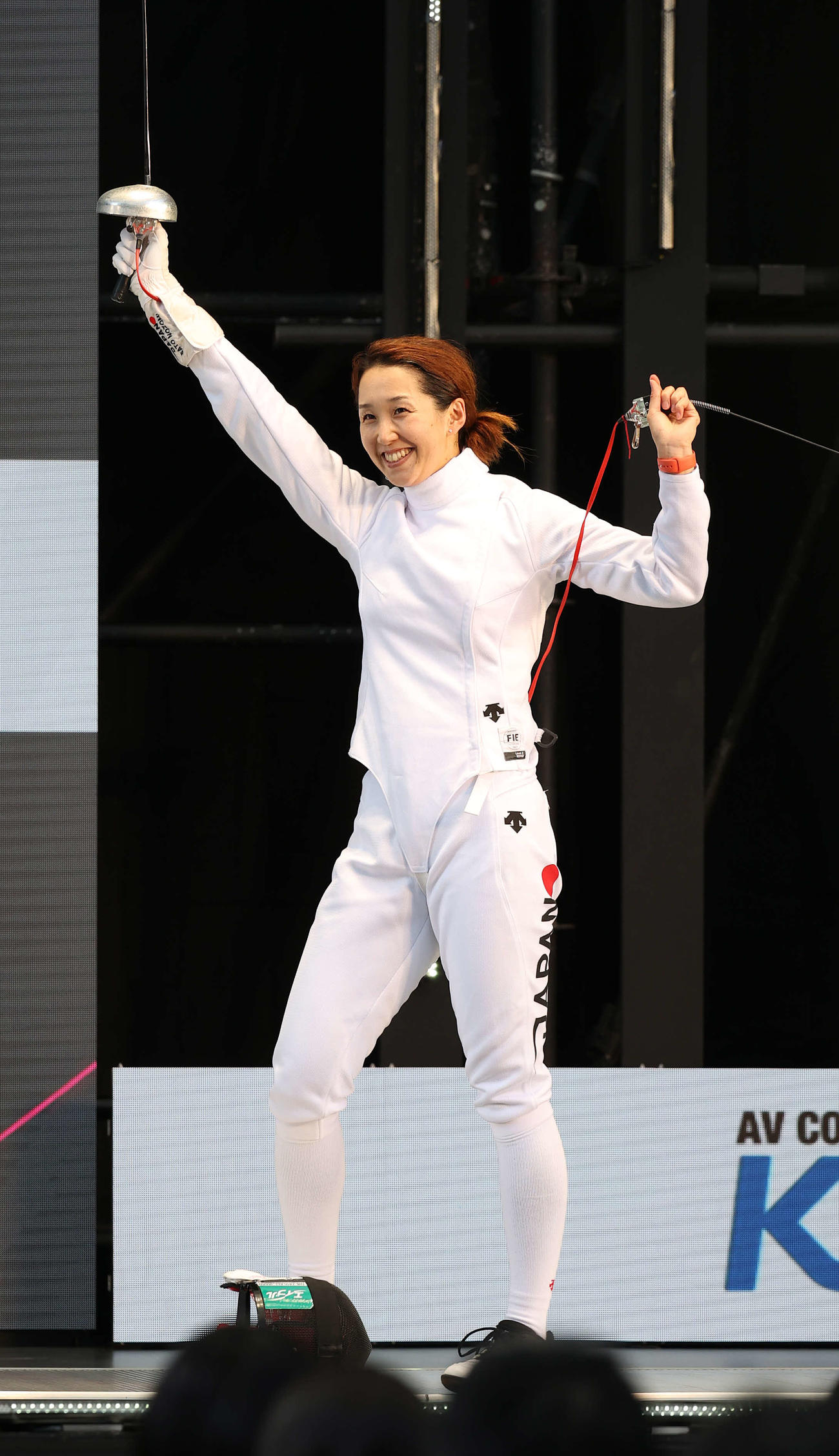 女子エペ決勝で原田を破り喜ぶ佐藤（撮影・河野匠）