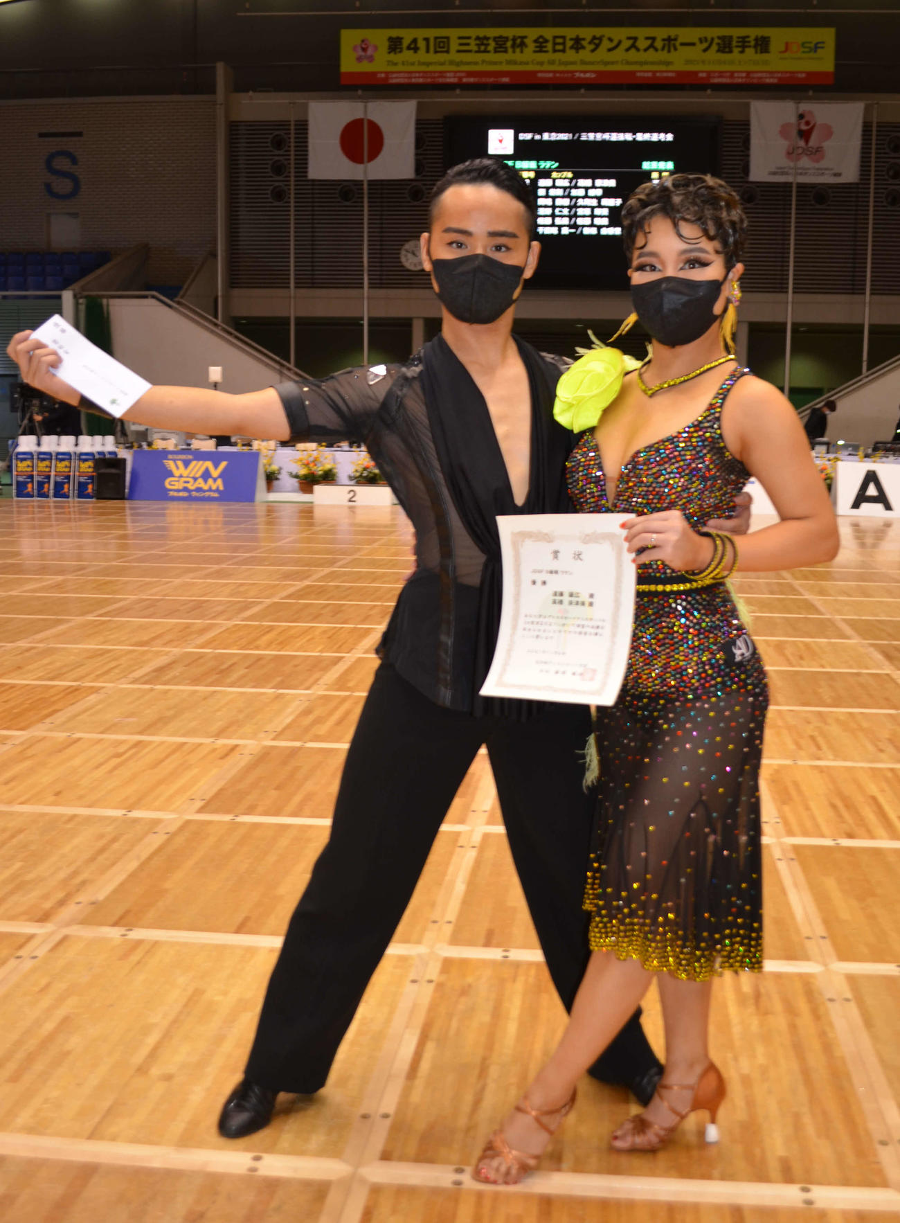 B級ラテンで優勝し、ポーズを取る遠藤顕広（左）高橋奈津美組（撮影・吉池彰）