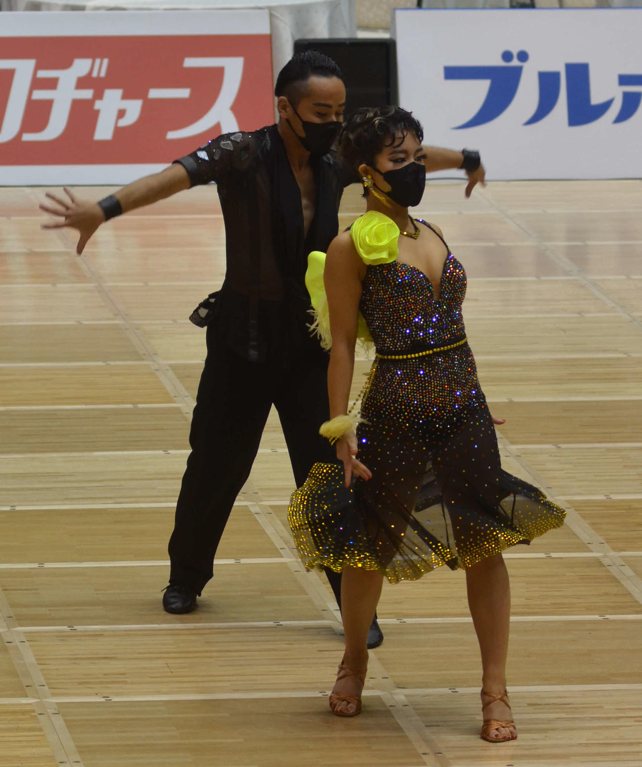 B級ラテンでのびのび踊り、優勝した遠藤顕広（左）高橋奈津美組（撮影・吉池彰）