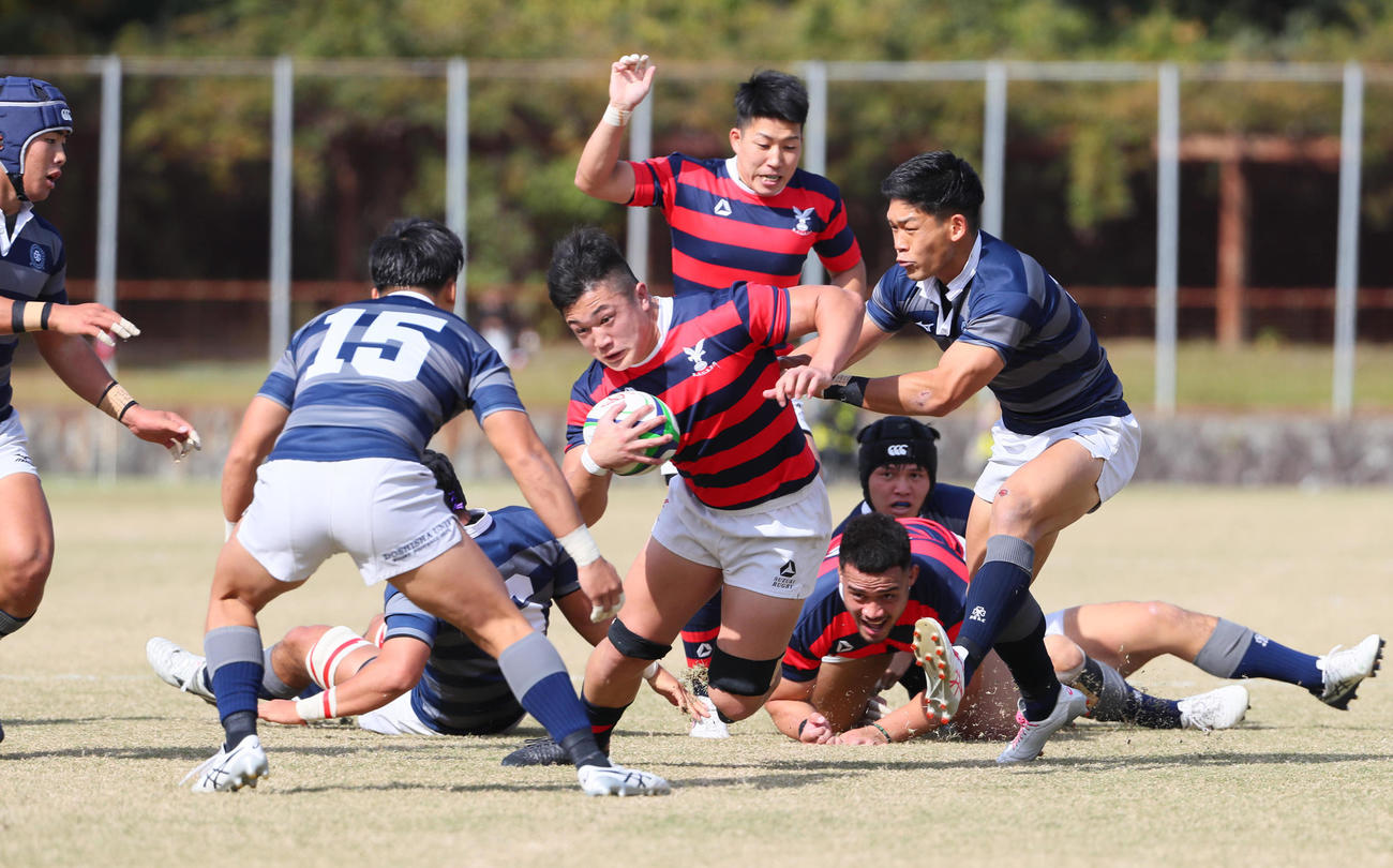 同大対京産大　前半、中盤の混戦から突進する京産大No8藤井颯（撮影・宮崎幸一）
