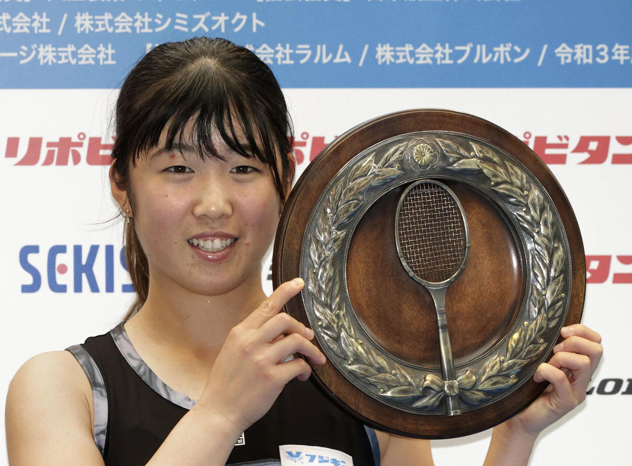 女子シングルスで優勝し、表彰式で笑顔を見せる川村茉那（共同）