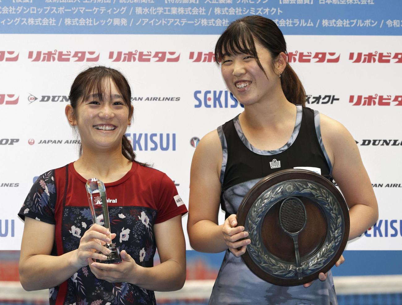 女子シングルスで優勝し、表彰式で笑顔を見せる川村茉那（右）と準優勝の光崎楓奈（共同）