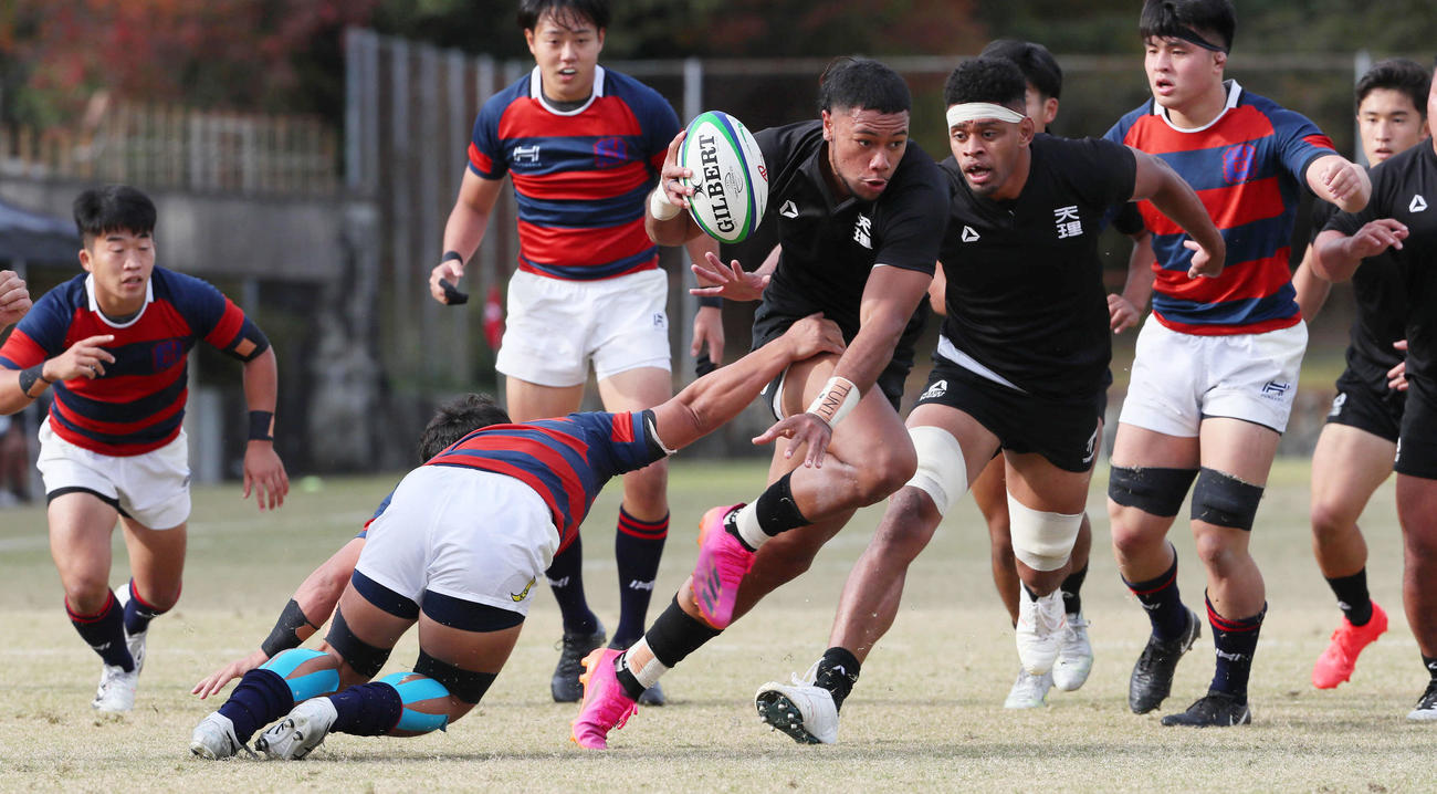 天理大対関学大　前半、天理大WTBアントニオ・トゥアイアキは先制トライを決める（撮影・宮崎幸一）