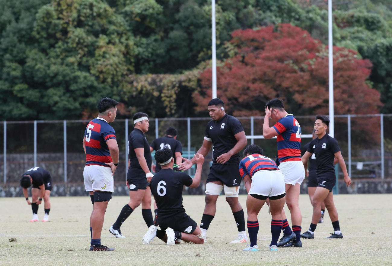 天理大対関学大　勝った天理大（中央・黒）と敗れた関学大の選手たち（撮影・宮崎幸一）