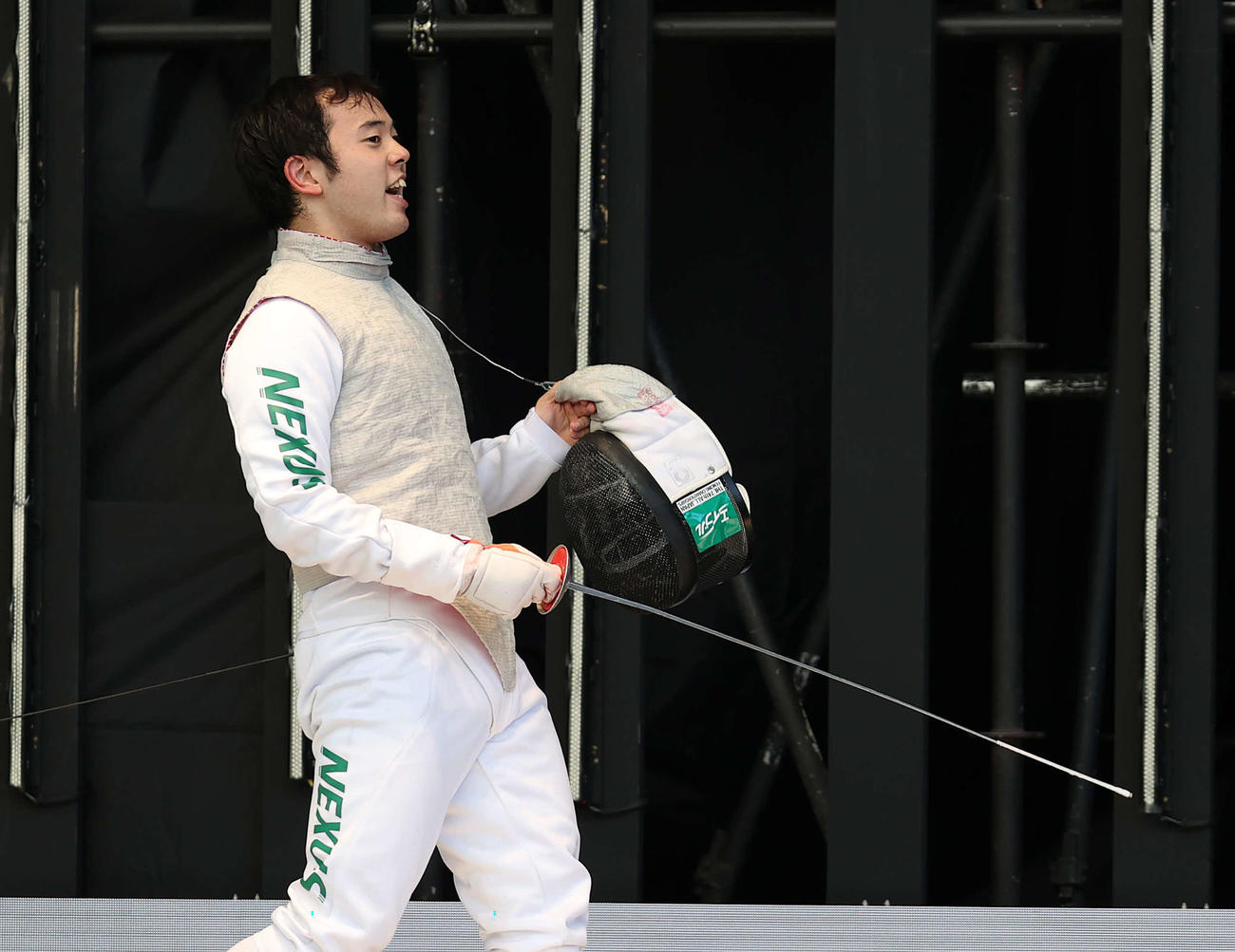 男子フルーレ決勝で安部に勝利し喜ぶ永野（撮影・河野匠）
