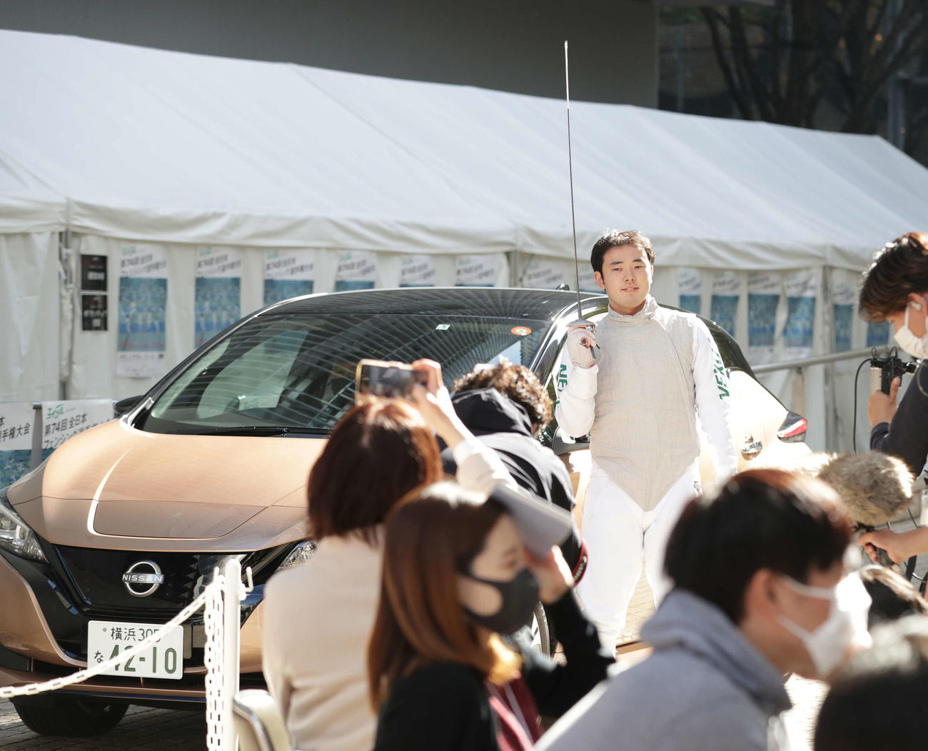 男子フルーレ決勝で試合のスポンサーを務める日産の車から登場する永野（撮影・河野匠）