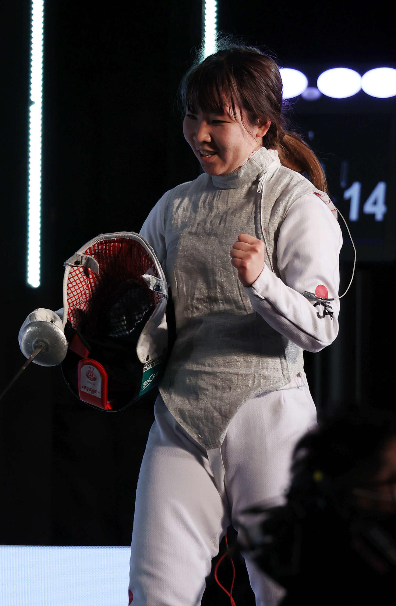 女子フルーレスペシャルマッチに勝利しガッツポーズを見せる上野（撮影・河野匠）